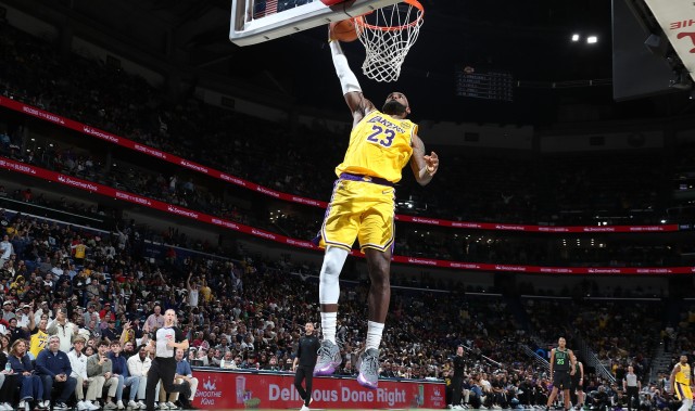 打得很稳！詹姆斯首节6中3拿到6分2板6助1帽 0失误&amp;正负值+10