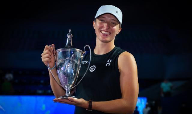 v体育-最后一个月大逆袭！斯瓦泰克首夺总决赛重回第一