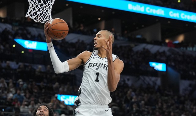 v站体育-统治级表现！文班亚马上半场16分钟9投7中&amp;三分6中5 轰下20分6板