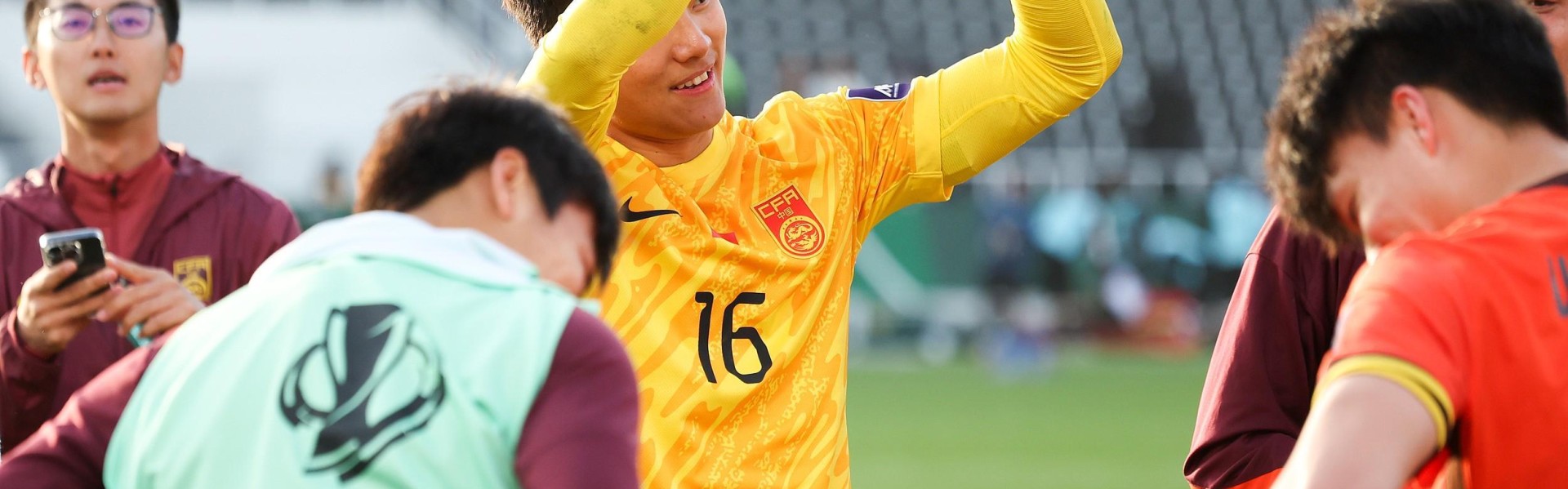 v站-比赛中险自摆乌龙，拜合拉木赛后现身李昊社媒评论：门神